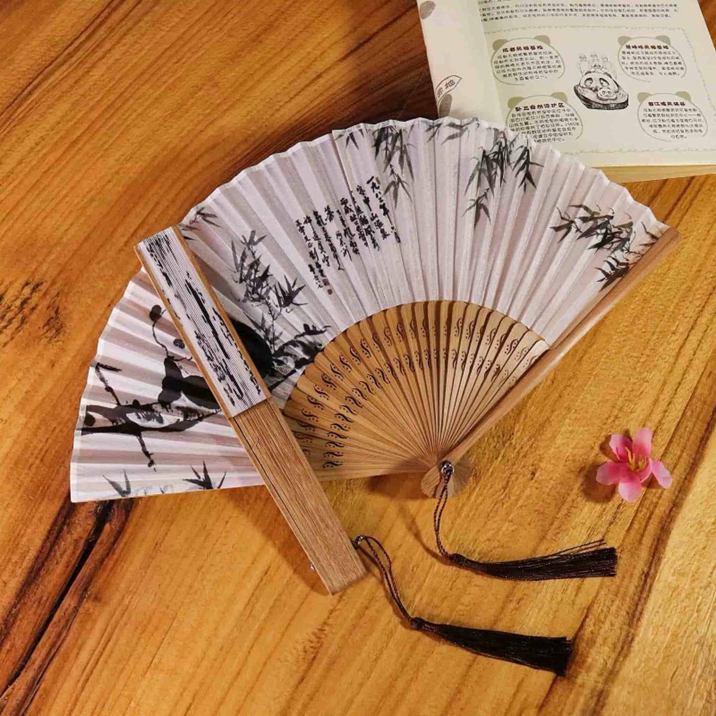 Abanico con marco de bambú: la combinación perfecta de naturaleza y elegancia 🌿