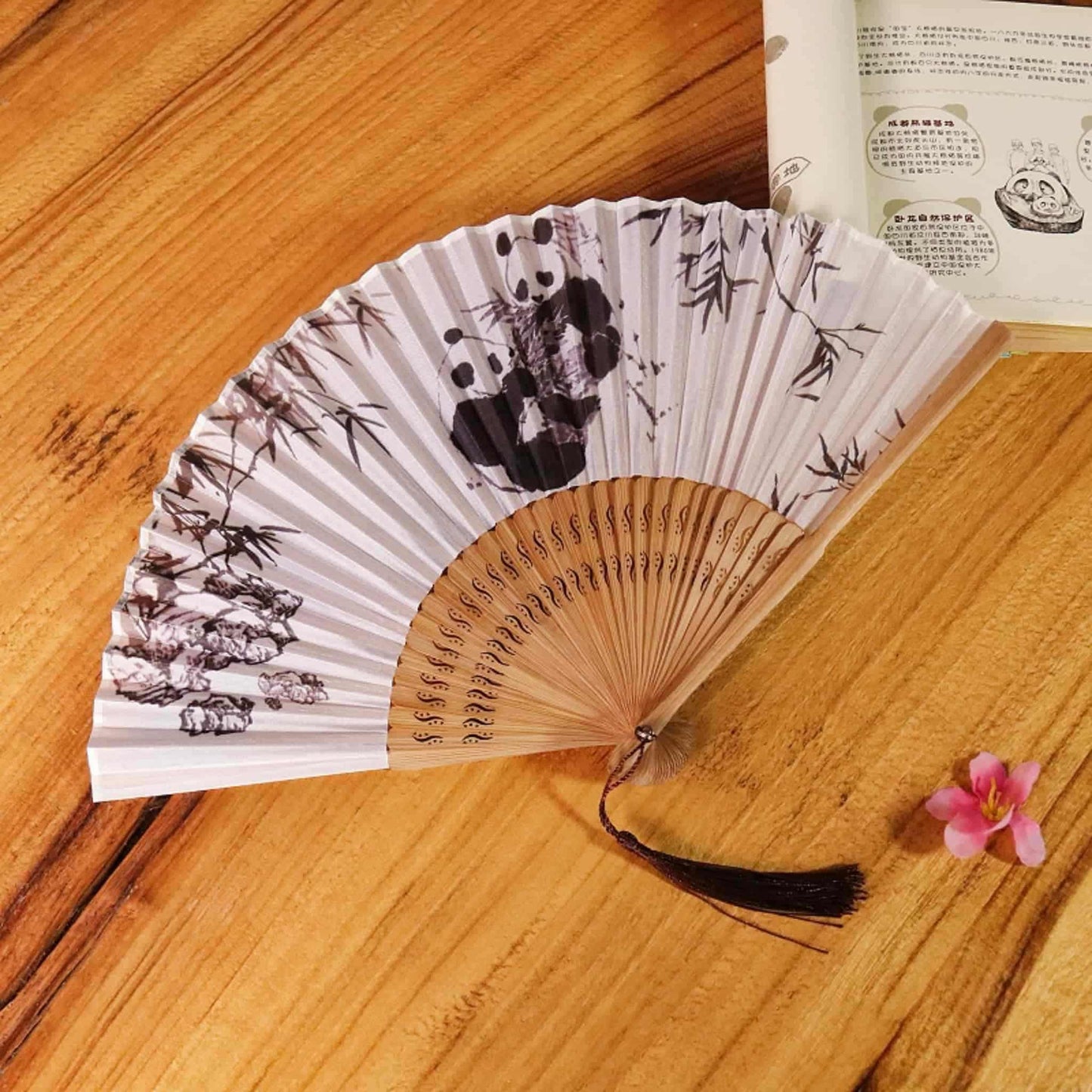 Abanico con marco de bambú: la combinación perfecta de naturaleza y elegancia 🌿