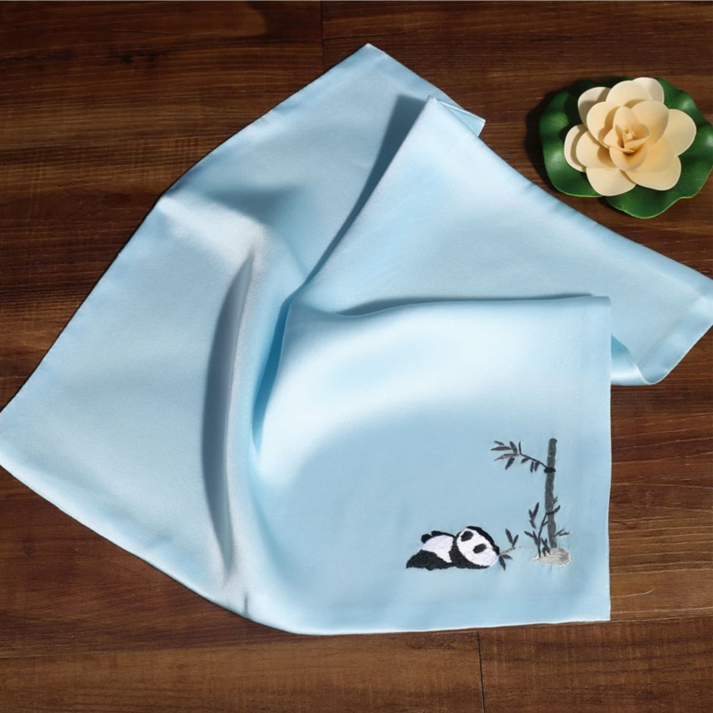 Bufanda de seda de panda: un toque de tradición y encanto 🐼💖