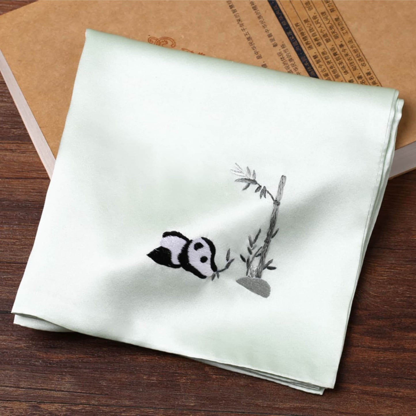 Bufanda de seda de panda: un toque de tradición y encanto 🐼💖