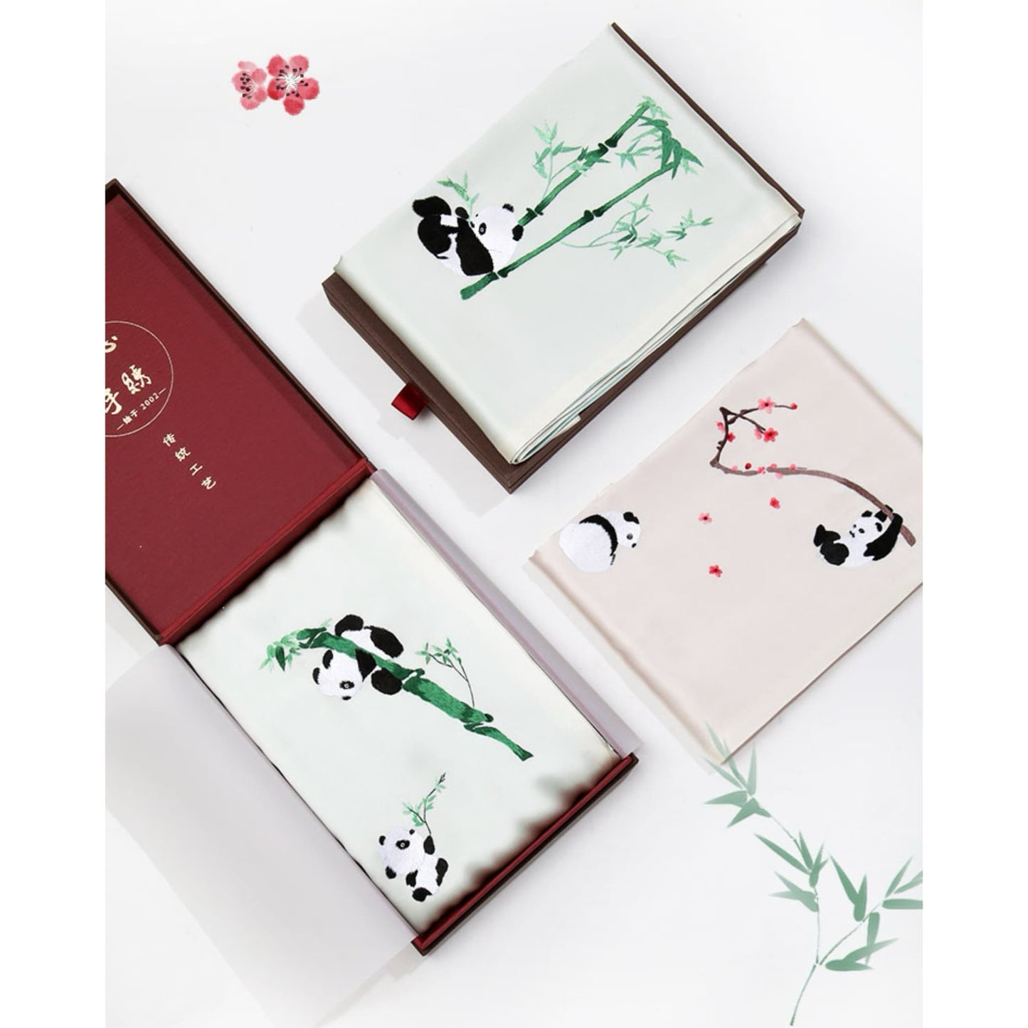 パンダのシルクスカーフ – 伝統と遊び心のある魅力のタッチ 🐼💖