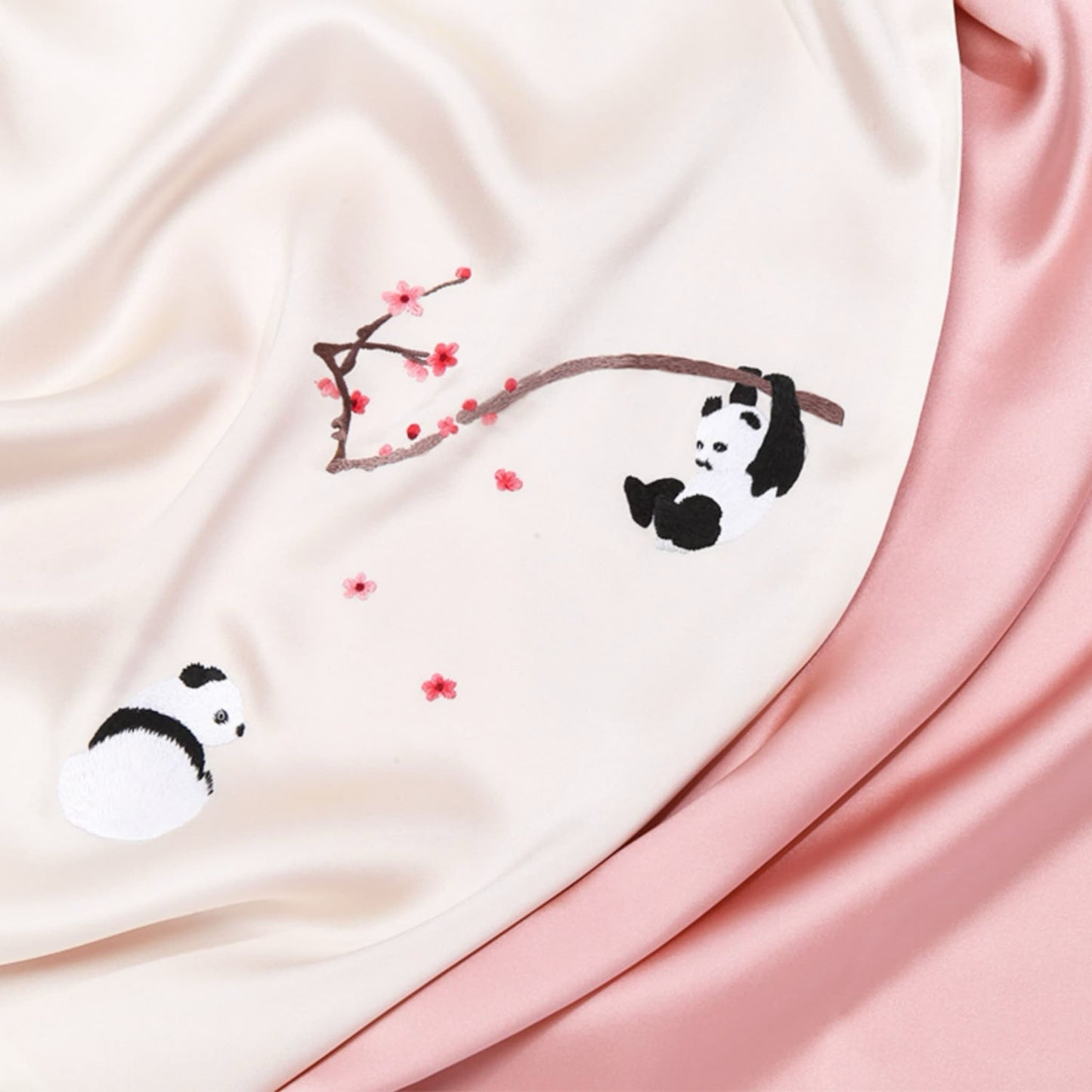 パンダのシルクスカーフ – 伝統と遊び心のある魅力のタッチ 🐼💖