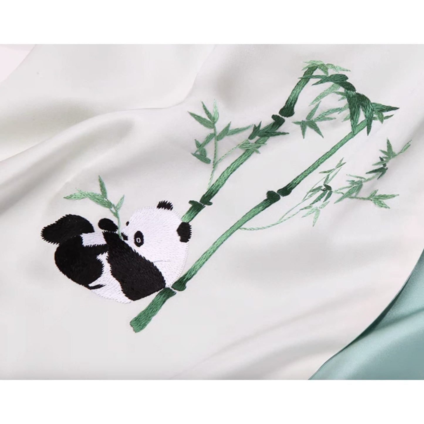 パンダのシルクスカーフ – 伝統と遊び心のある魅力のタッチ 🐼💖