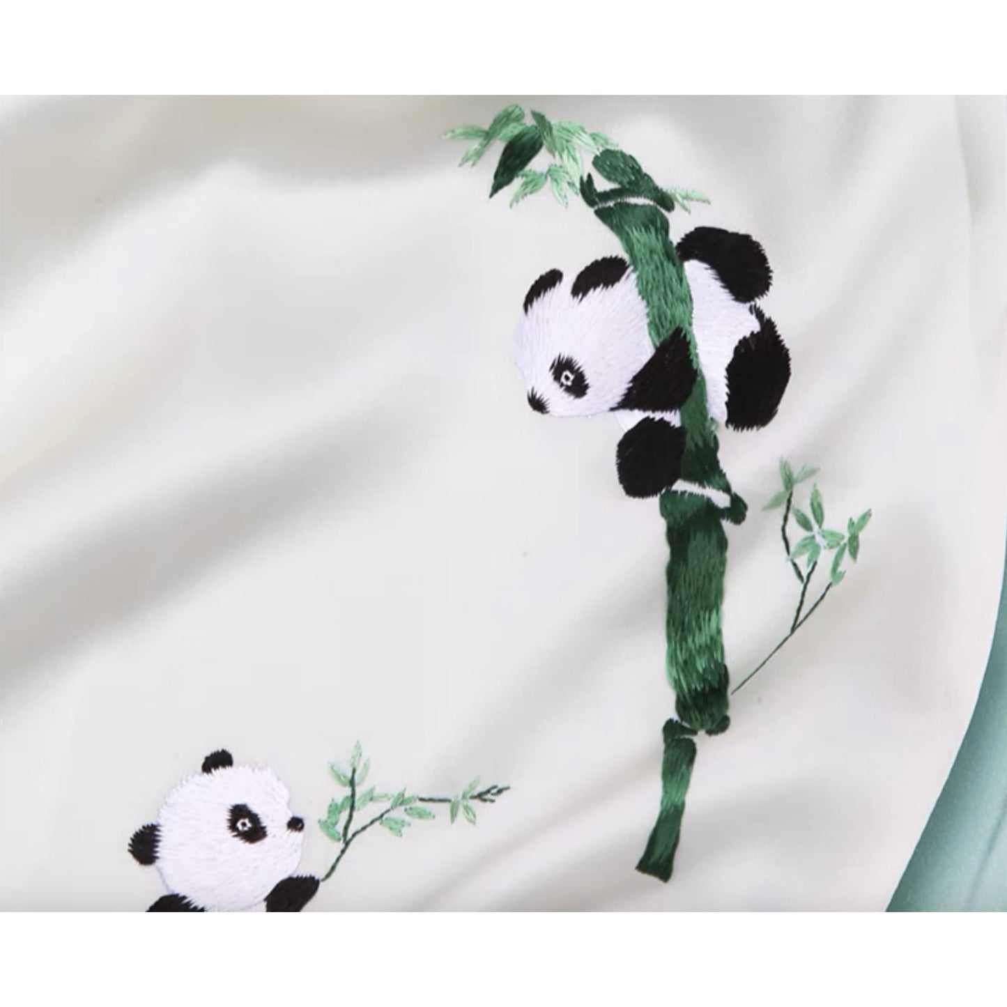 パンダのシルクスカーフ – 伝統と遊び心のある魅力のタッチ 🐼💖