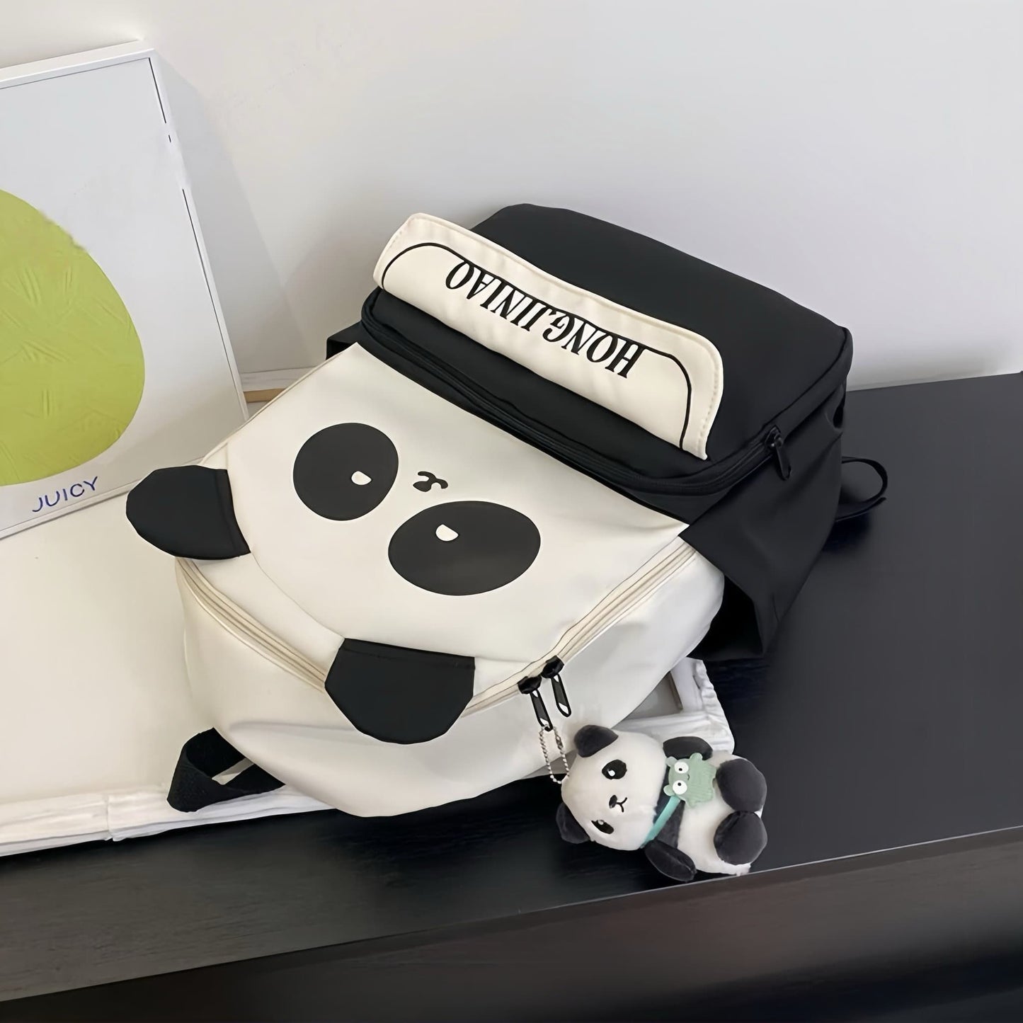 Mochila estilo panda: clásica en blanco y negro, divertida y funcional.