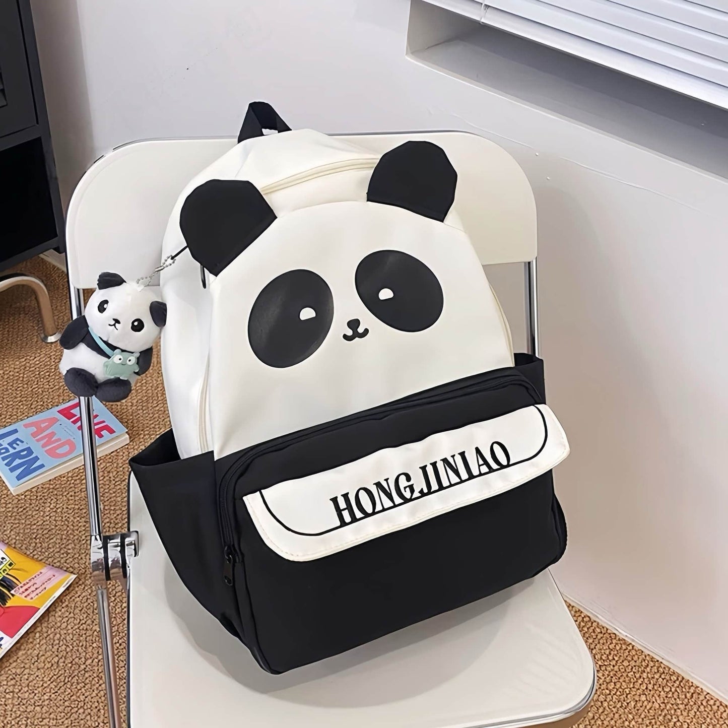 Mochila estilo panda: clásica en blanco y negro, divertida y funcional.