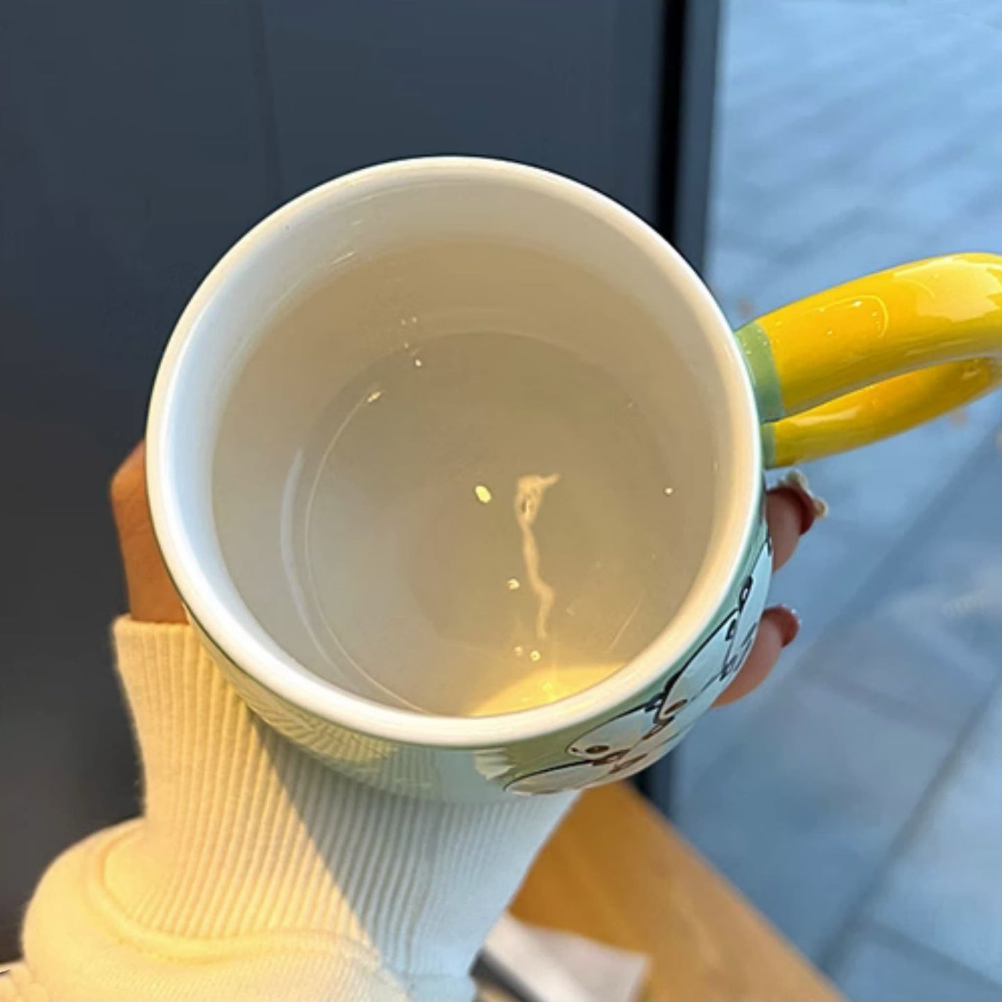 パンダのエンボス加工が施された陶器のマグカップ – キスしたくなるほどかわいいカップ🐼☕