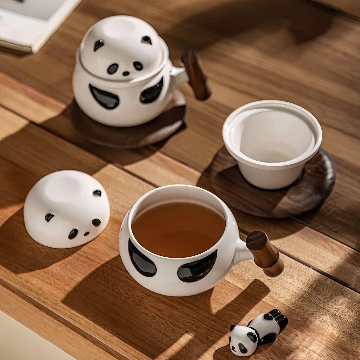 🐼 クルミ材のハンドル付きパンダ陶器マグカップ – コーヒー、紅茶などに使える、感情豊かな可愛いパンダカップ