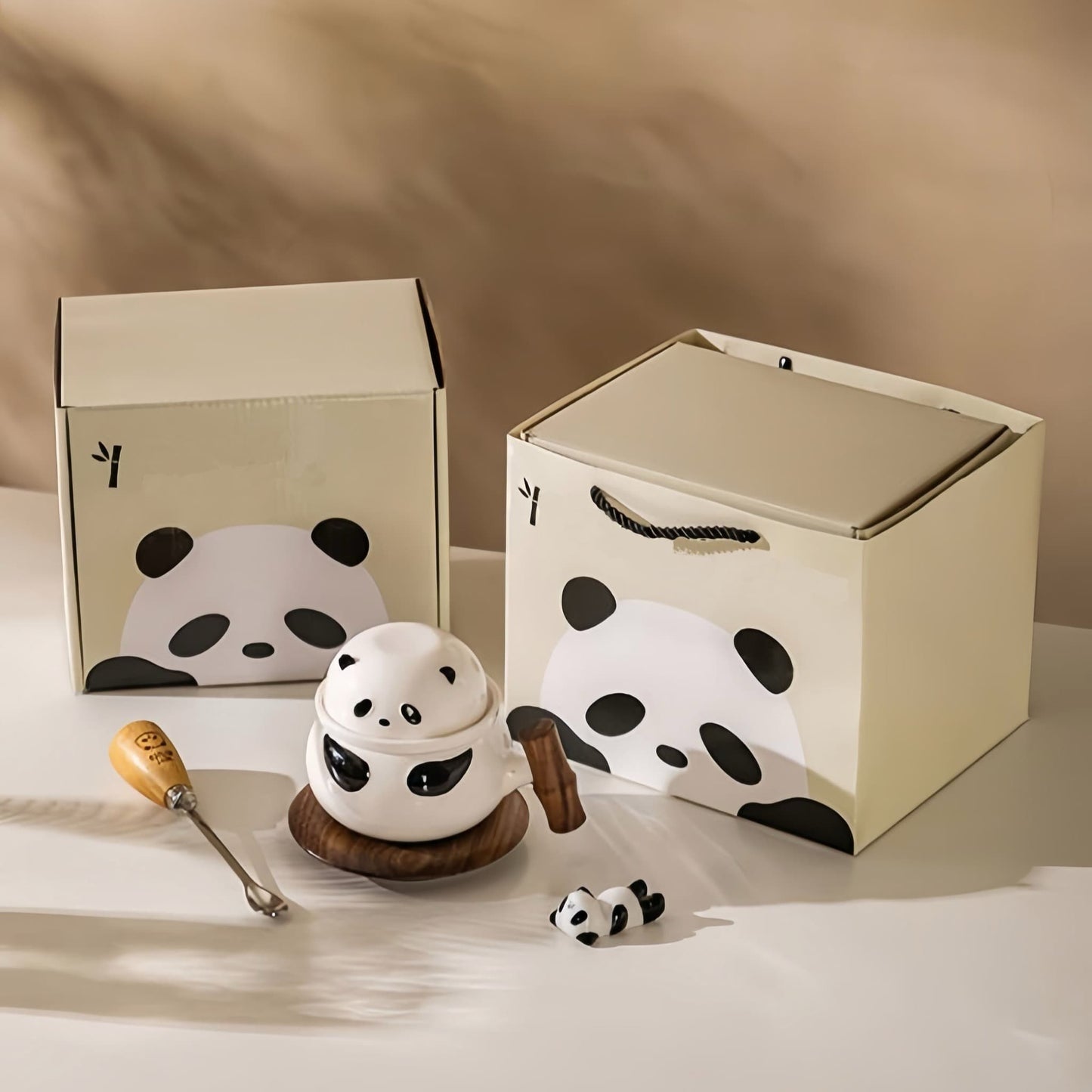 🐼 クルミ材のハンドル付きパンダ陶器マグカップ – コーヒー、紅茶などに使える、感情豊かな可愛いパンダカップ