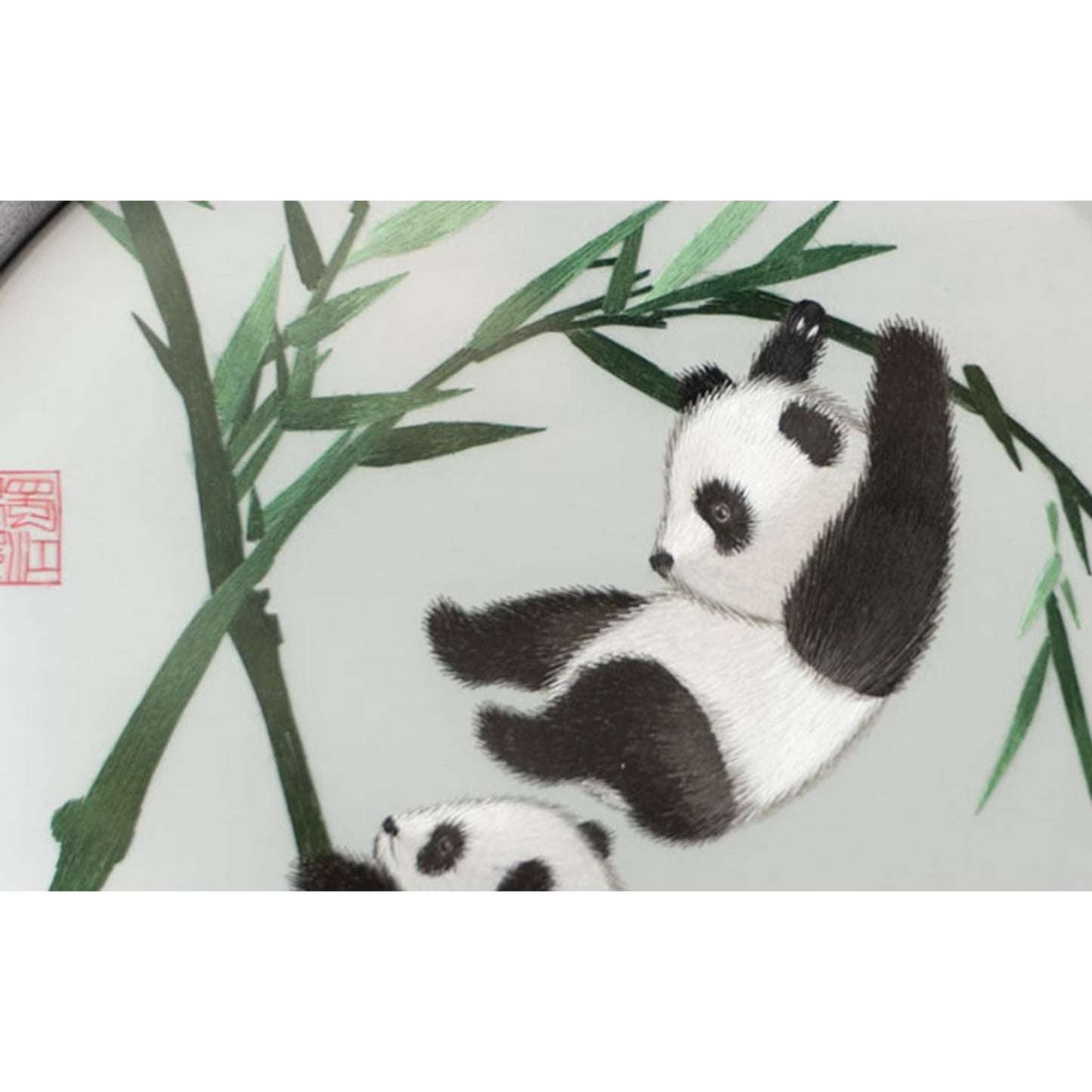 「刺繍の遺産」 – 蜀江錦織博物館のパンダシルクアート 🐼✨