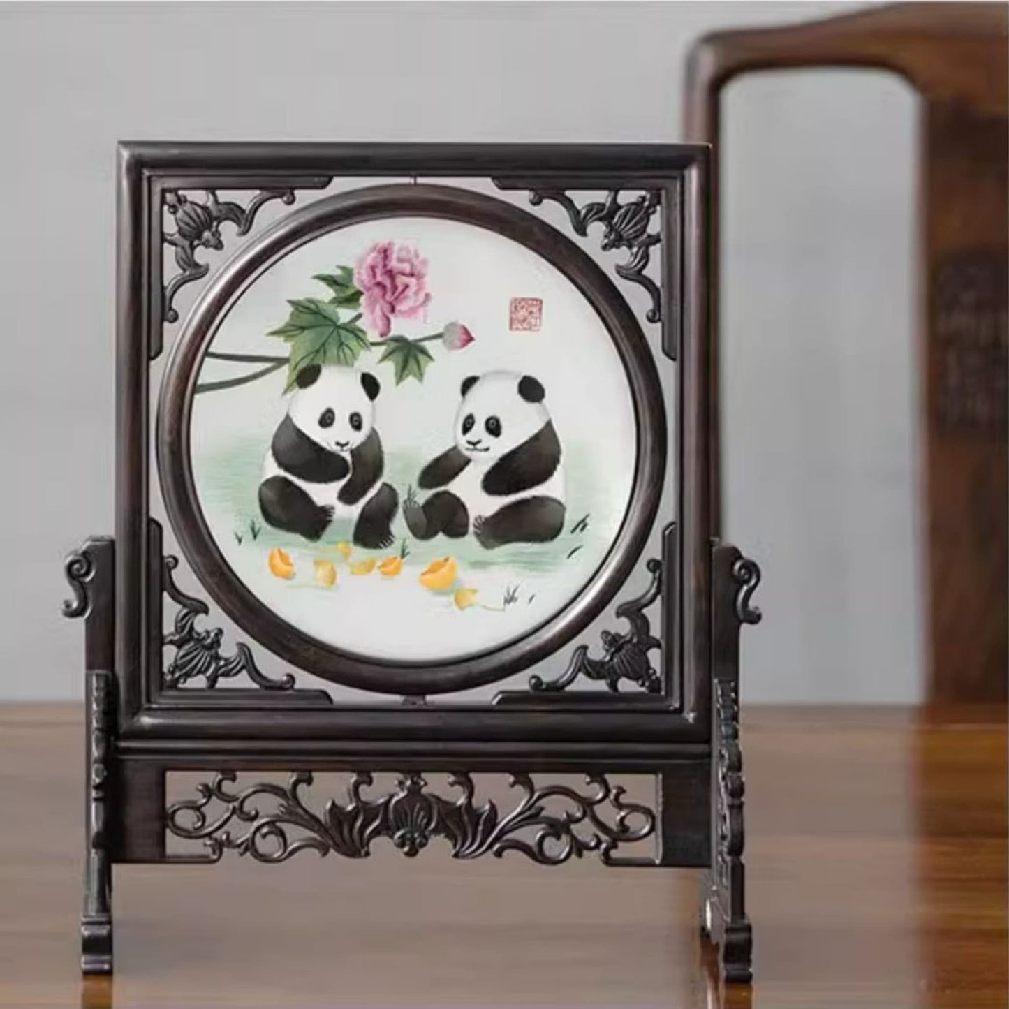 「刺繍の遺産」 – 蜀江錦織博物館のパンダシルクアート 🐼✨