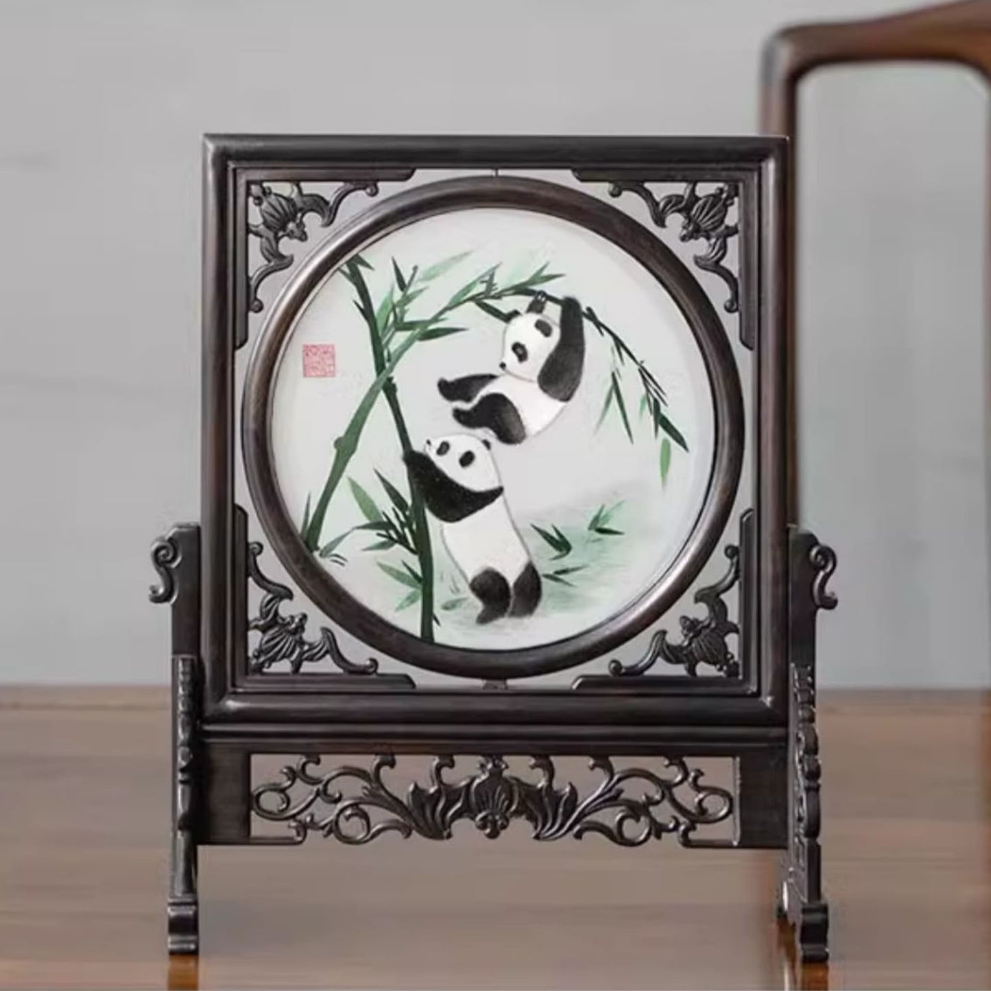 「刺繍の遺産」 – 蜀江錦織博物館のパンダシルクアート 🐼✨