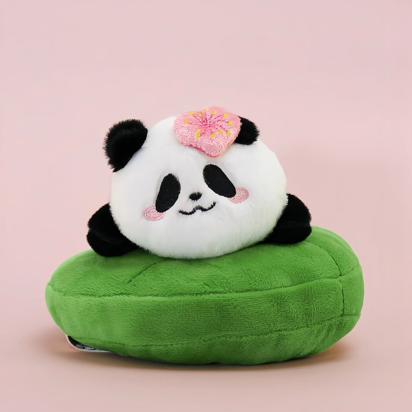 Hua Hua Panda ぬいぐるみ – 蓮をモチーフにしたパンダが、あらゆる瞬間に喜びをもたらします 🐼🌸