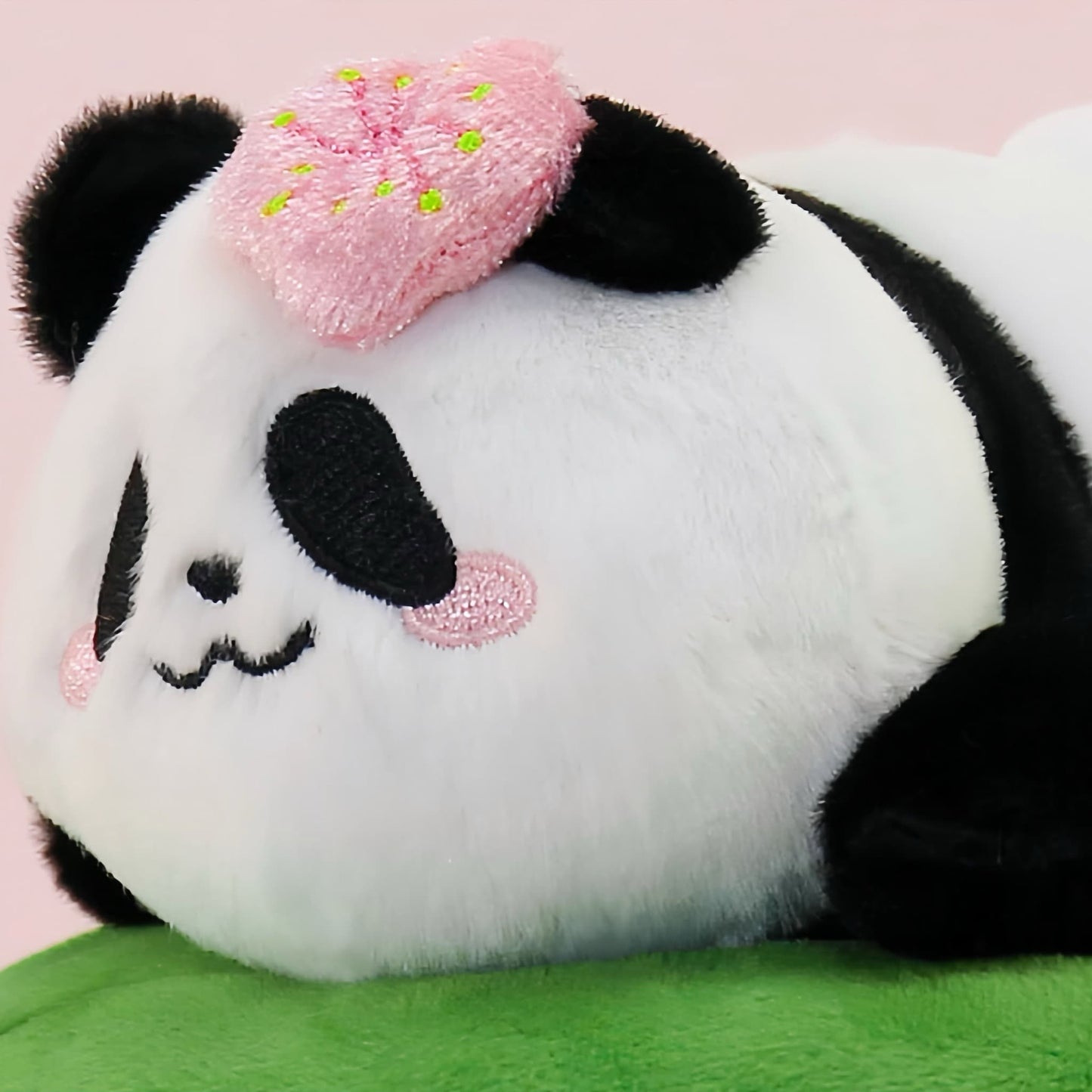 Hua Hua Panda ぬいぐるみ – 蓮をモチーフにしたパンダが、あらゆる瞬間に喜びをもたらします 🐼🌸