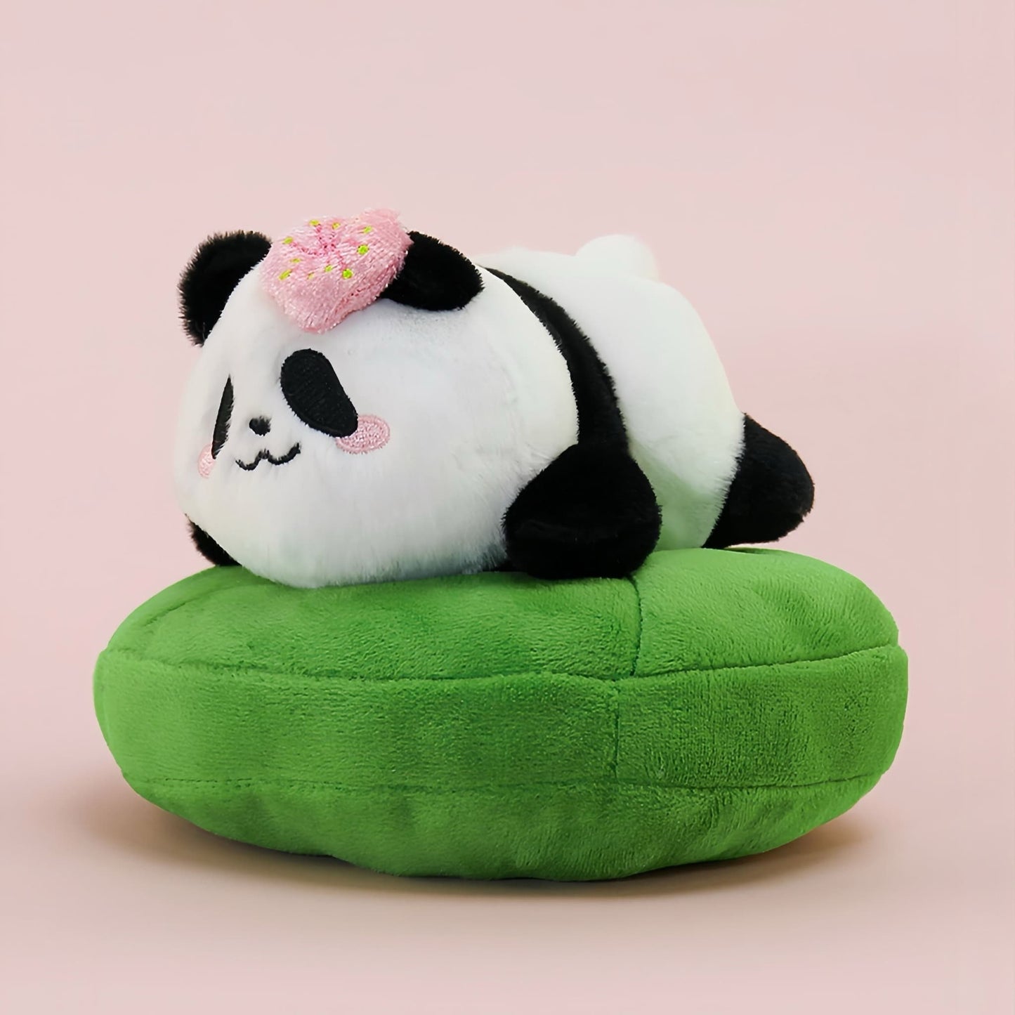 Hua Hua Panda ぬいぐるみ – 蓮をモチーフにしたパンダが、あらゆる瞬間に喜びをもたらします 🐼🌸