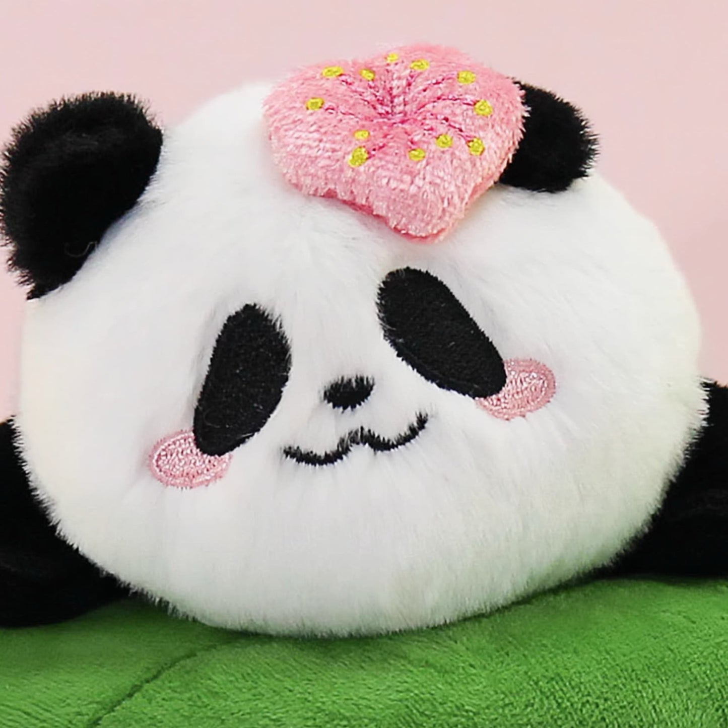 Hua Hua Panda ぬいぐるみ – 蓮をモチーフにしたパンダが、あらゆる瞬間に喜びをもたらします 🐼🌸