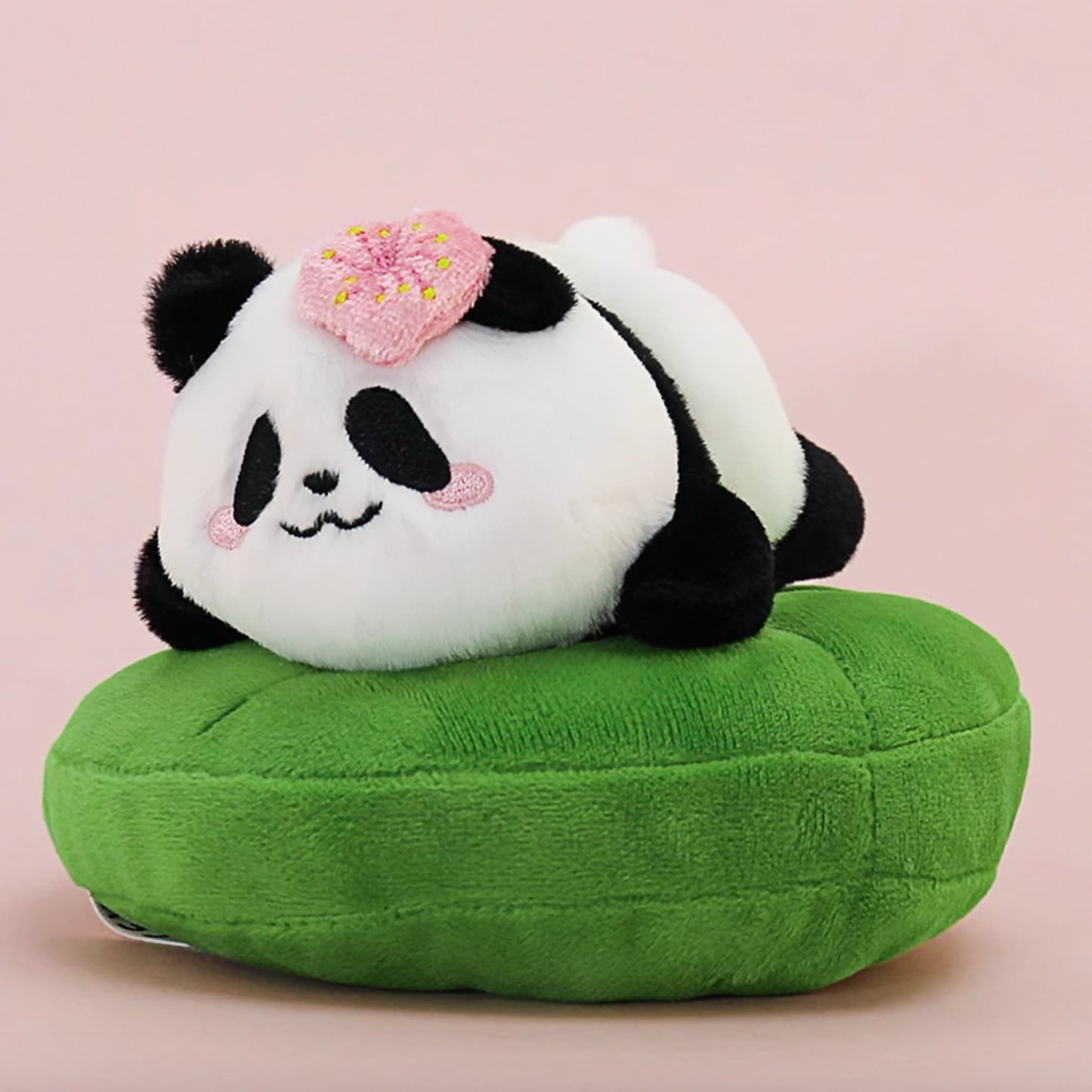 Hua Hua Panda ぬいぐるみ – 蓮をモチーフにしたパンダが、あらゆる瞬間に喜びをもたらします 🐼🌸