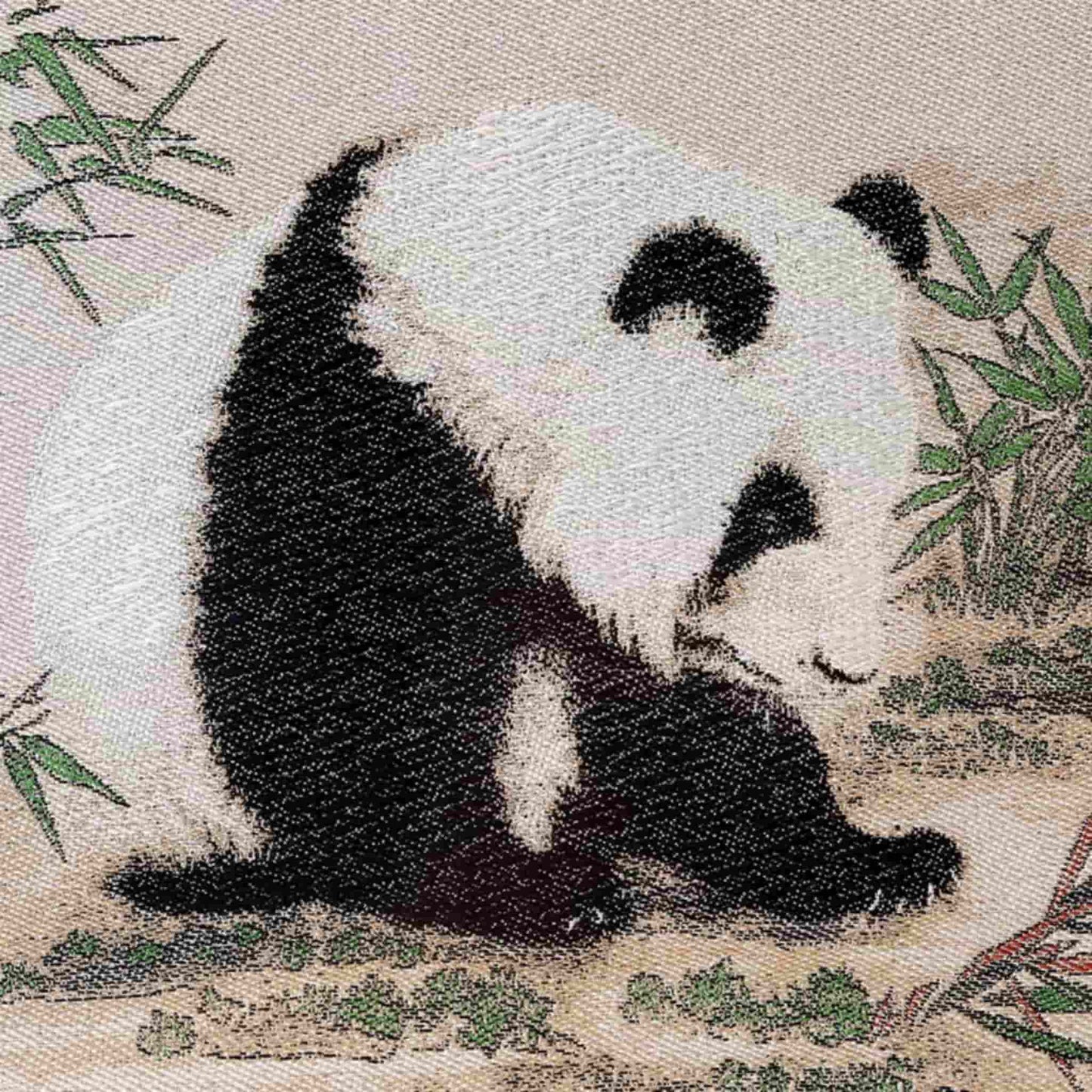 「パンダと蜀の錦」 – 四川省国立博物館所蔵の手織りシルクアート🐼✨