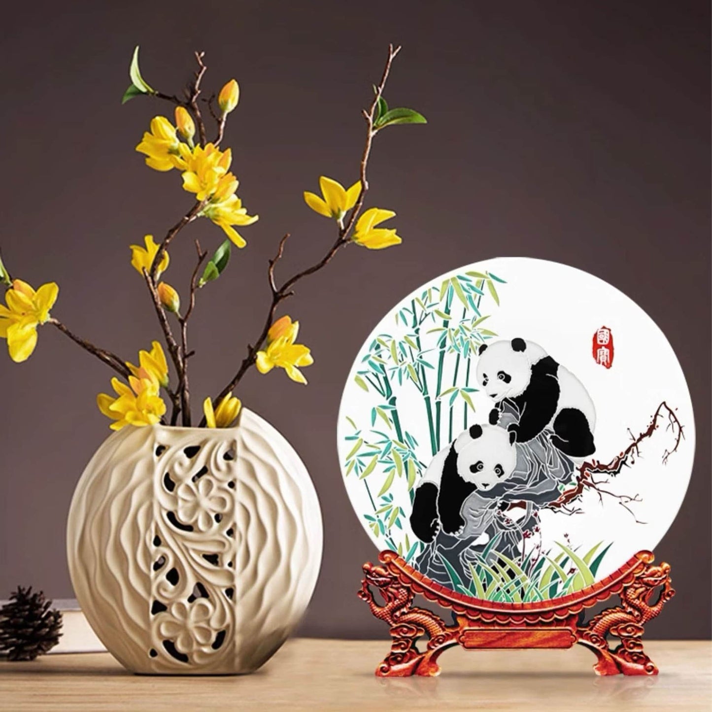 両面手彫りの芸術的なプレート – 現代の職人技の傑作🐼