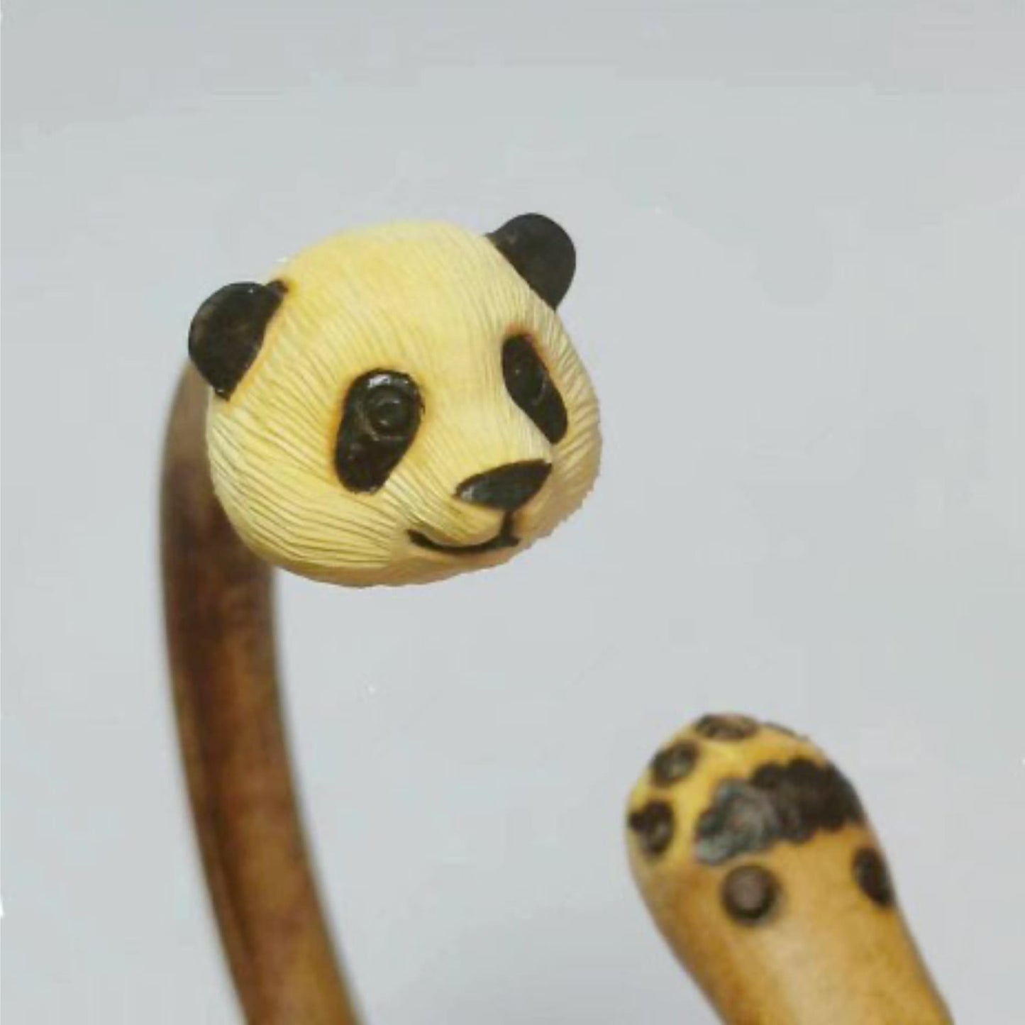 パンダの祝福バングル – セレブリティパンダチャーム付きの手作りラタンブレスレット🐼✨