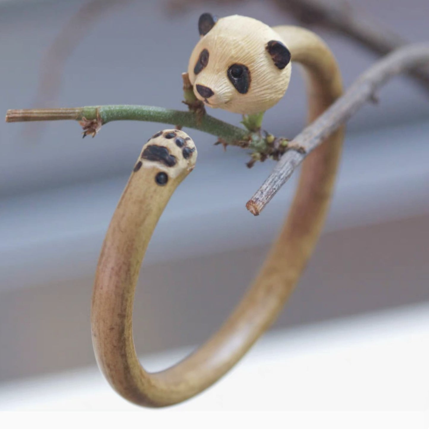 パンダの祝福バングル – セレブリティパンダチャーム付きの手作りラタンブレスレット🐼✨