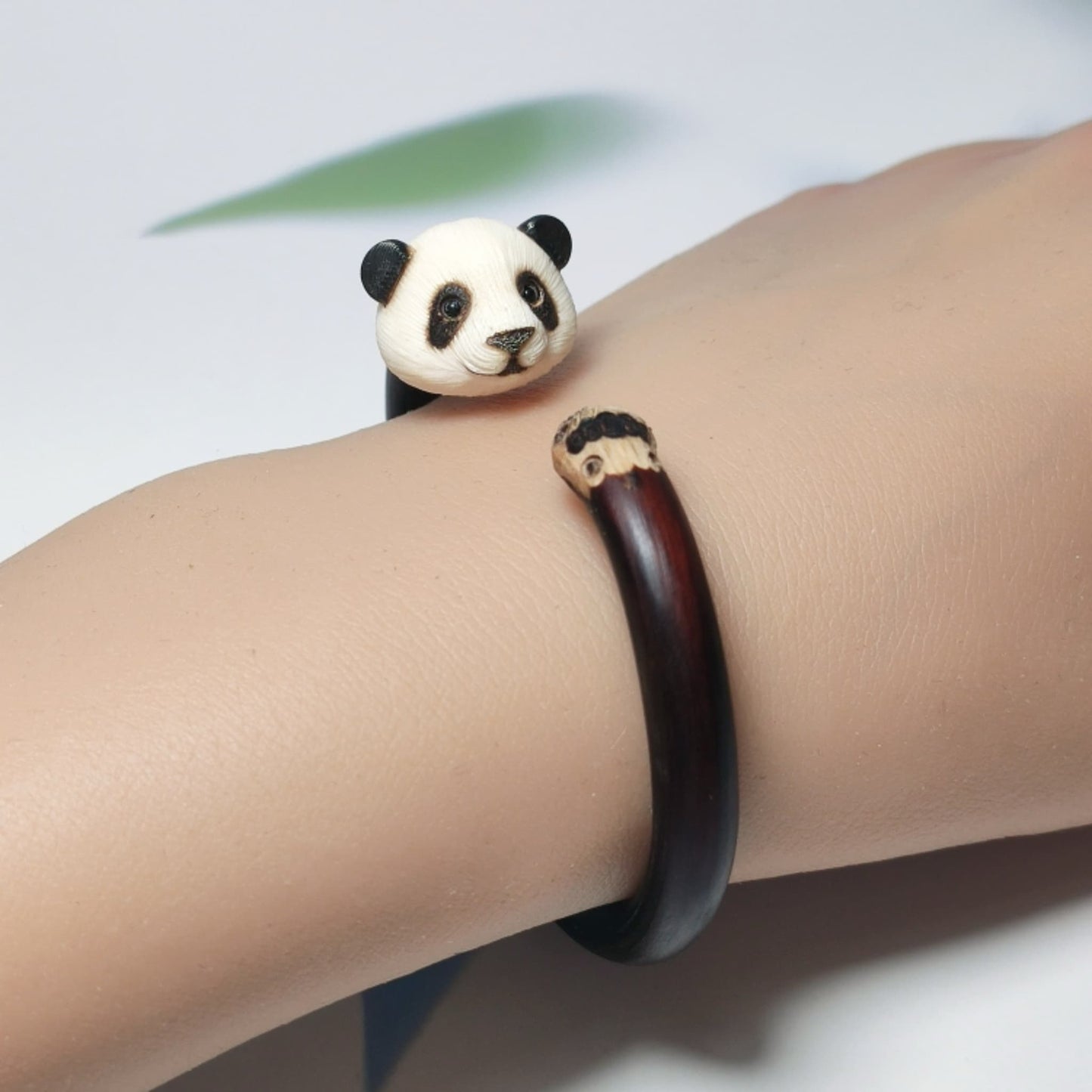 パンダの祝福バングル – セレブリティパンダチャーム付きの手作りラタンブレスレット🐼✨