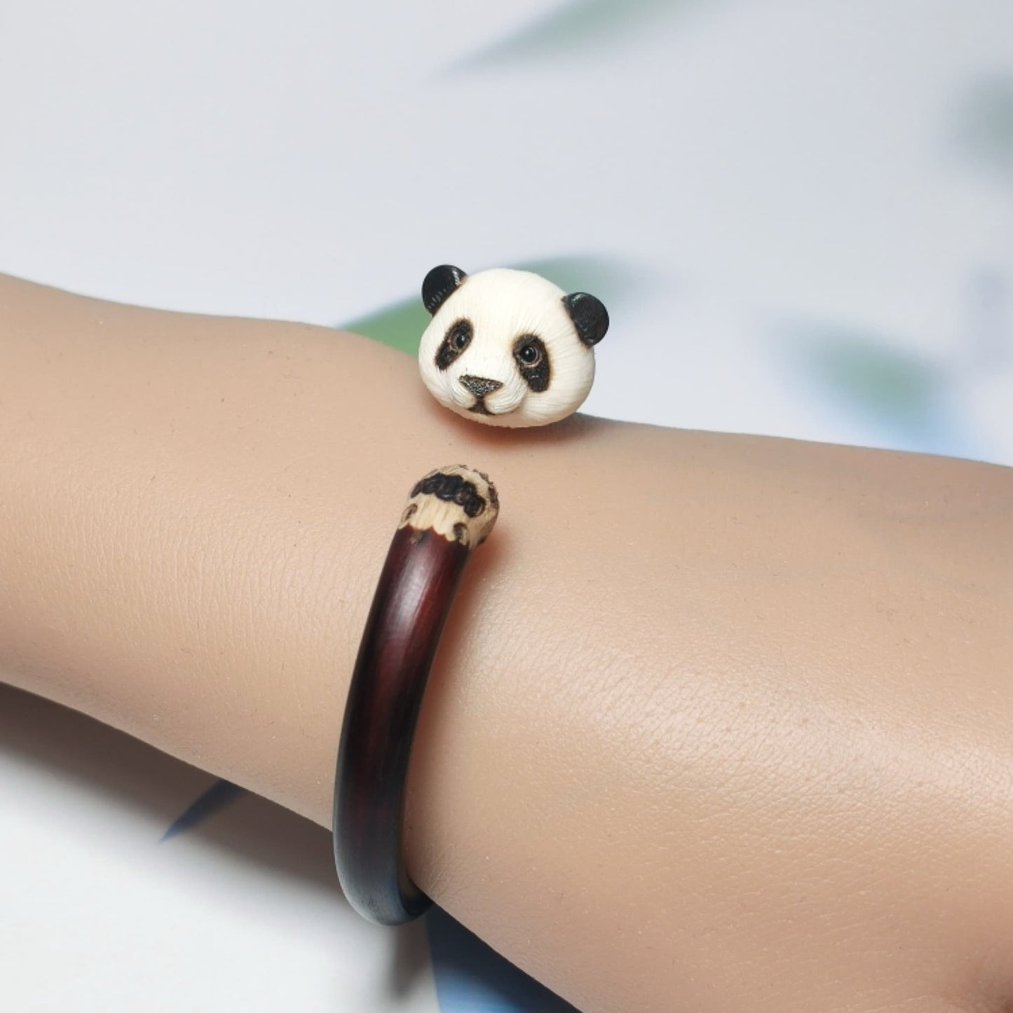 パンダの祝福バングル – セレブリティパンダチャーム付きの手作りラタンブレスレット🐼✨