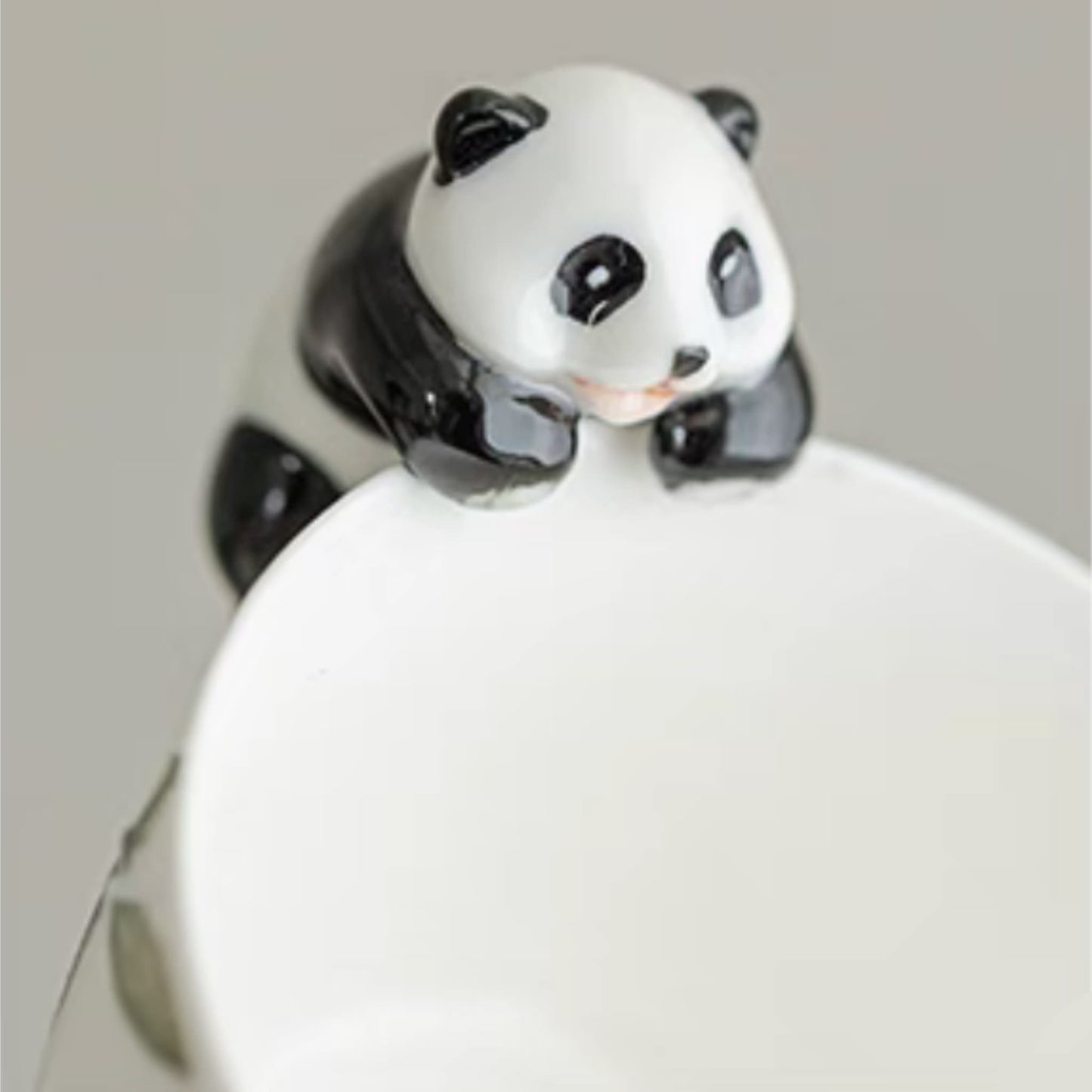 パンダティーカップ – 伝統、優雅さ、そして魅力の融合 🍵🐼