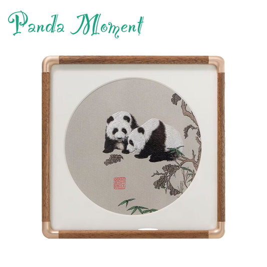 Momento Panda: Obra de arte tradicional de panda con brocado Shu y marco de nogal