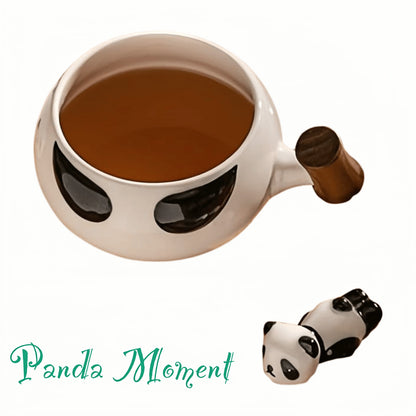 🐼 クルミ材のハンドル付きパンダ陶器マグカップ – コーヒー、紅茶などに使える、感情豊かな可愛いパンダカップ