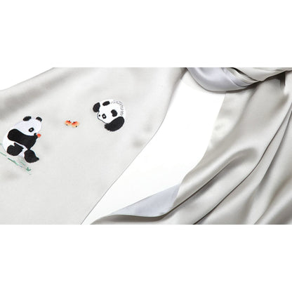 パンダのシルクスカーフ – 伝統と遊び心のある魅力のタッチ 🐼💖