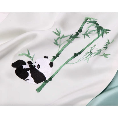 パンダのシルクスカーフ – 伝統と遊び心のある魅力のタッチ 🐼💖