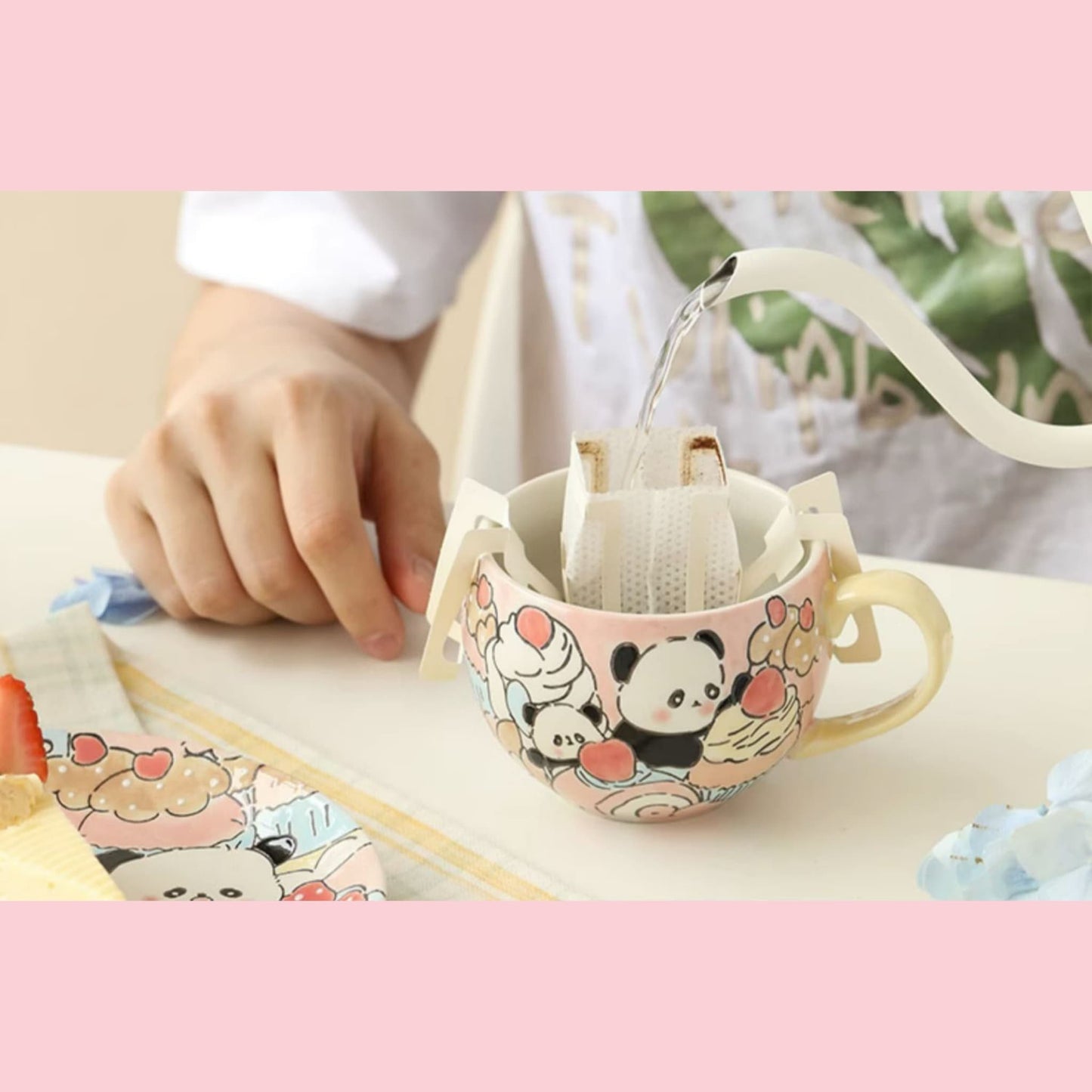 手描きのパンダマグカップとお揃いのスナックプレート – 魅力と工芸品がいっぱいのカップ🐼🎨