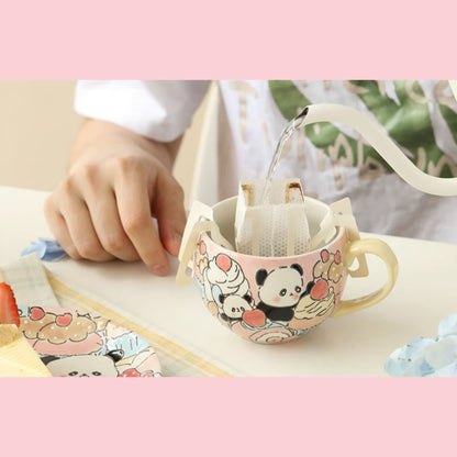 手描きのパンダマグカップとお揃いのスナックプレート – 魅力と工芸品がいっぱいのカップ🐼🎨