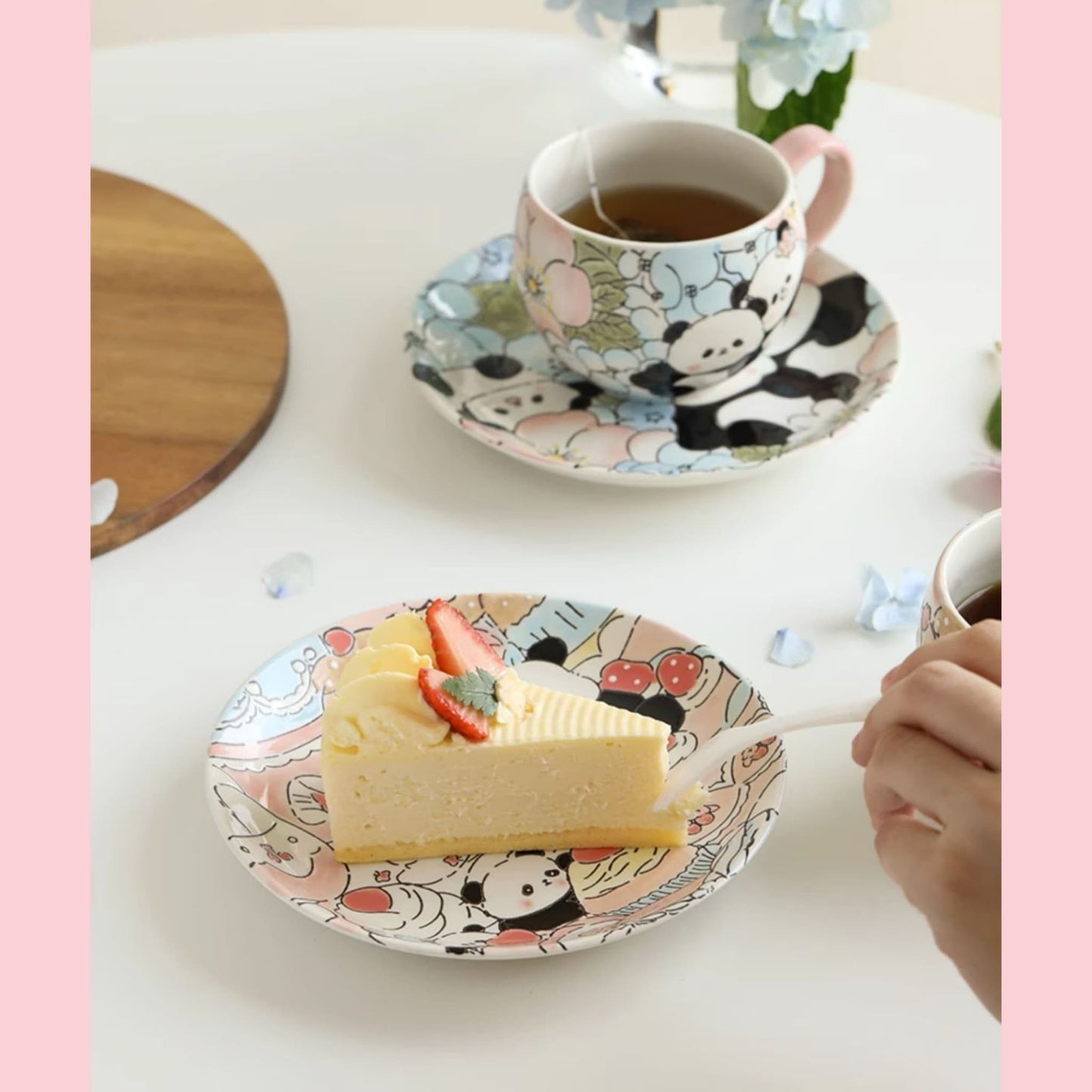 手描きのパンダマグカップとお揃いのスナックプレート – 魅力と工芸品がいっぱいのカップ🐼🎨