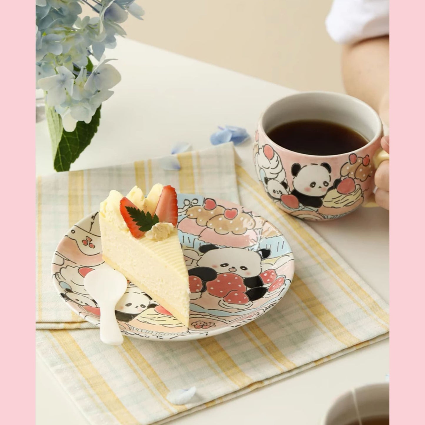 手描きのパンダマグカップとお揃いのスナックプレート – 魅力と工芸品がいっぱいのカップ🐼🎨