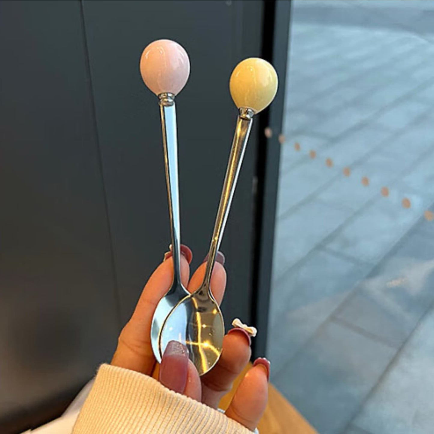 パンダのエンボス加工が施された陶器のマグカップ – キスしたくなるほどかわいいカップ🐼☕