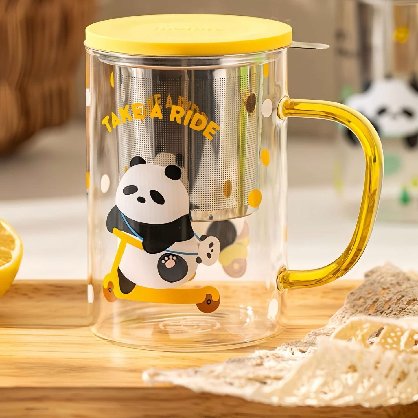 パンダのドリンクバディ – ティーフィルターと防塵蓋付きの愛らしいガラス製ウォーターボトル | 丈夫で楽しく、機能的