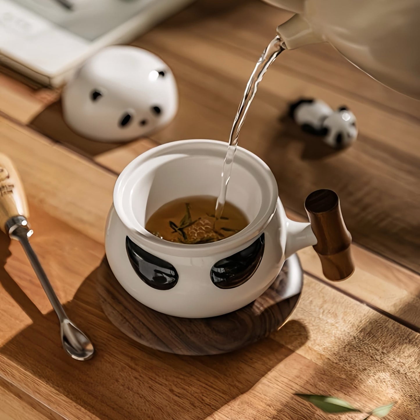 🐼 クルミ材のハンドル付きパンダ陶器マグカップ – コーヒー、紅茶などに使える、感情豊かな可愛いパンダカップ