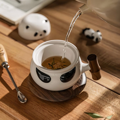 🐼 クルミ材のハンドル付きパンダ陶器マグカップ – コーヒー、紅茶などに使える、感情豊かな可愛いパンダカップ
