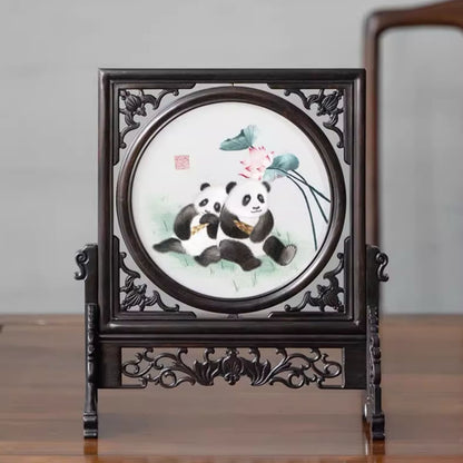「刺繍の遺産」 – 蜀江錦織博物館のパンダシルクアート 🐼✨