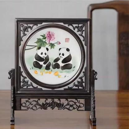 「刺繍の遺産」 – 蜀江錦織博物館のパンダシルクアート 🐼✨