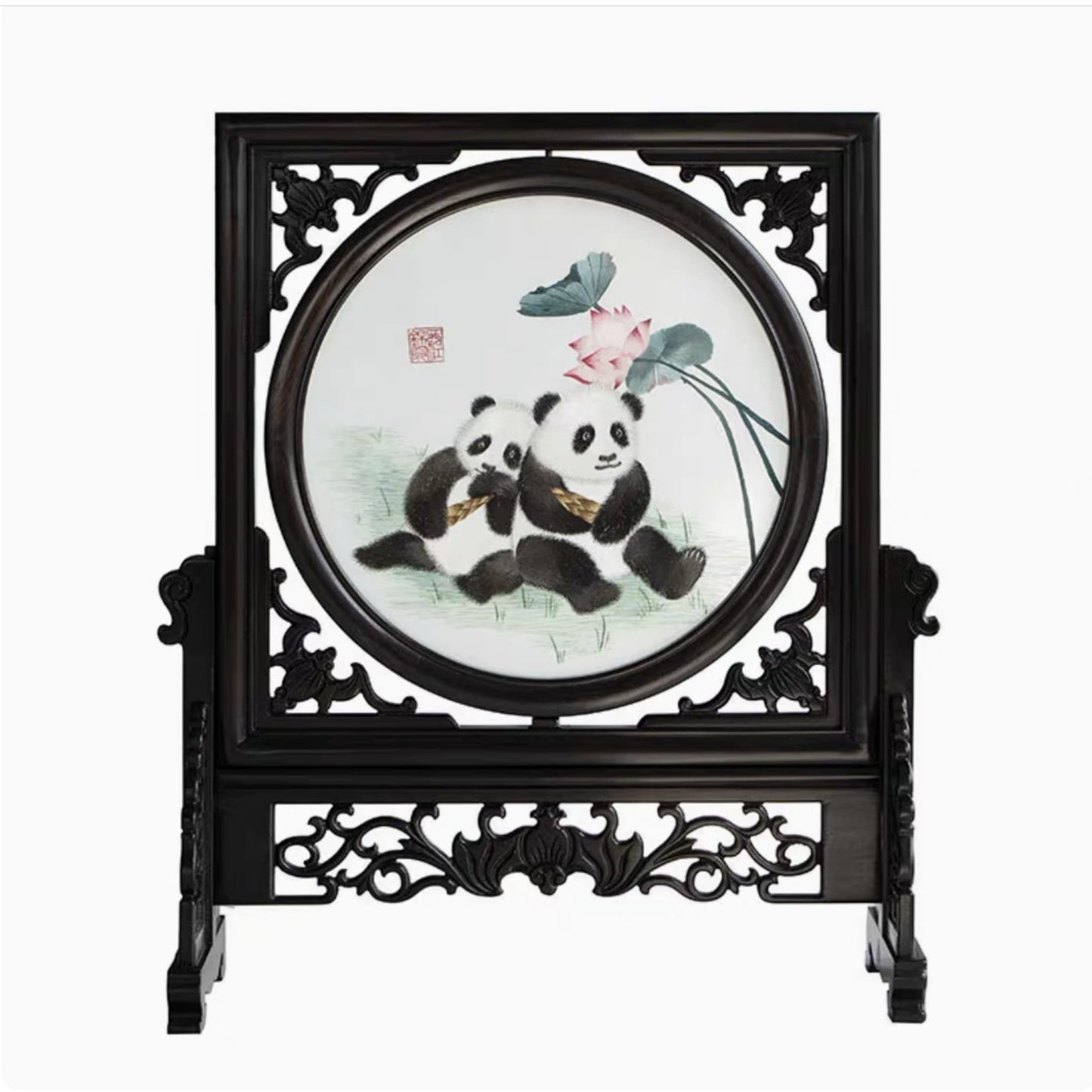 「刺繍の遺産」 – 蜀江錦織博物館のパンダシルクアート 🐼✨