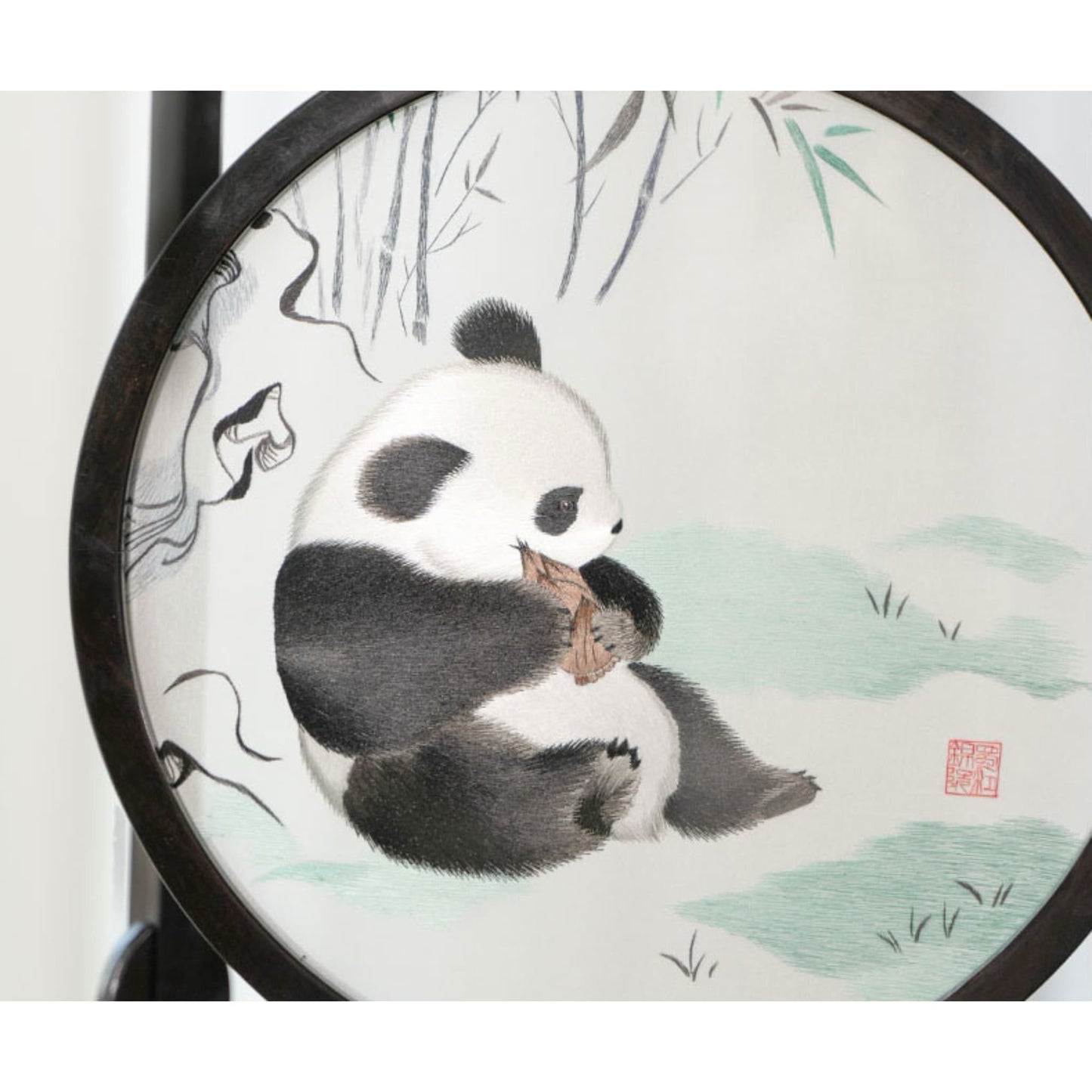 「パンダレガシー」 – 蜀江錦織博物館による限定版手刺繍シルク傑作🐼✨