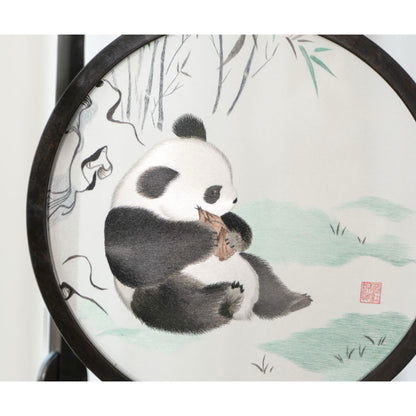 「パンダレガシー」 – 蜀江錦織博物館による限定版手刺繍シルク傑作🐼✨