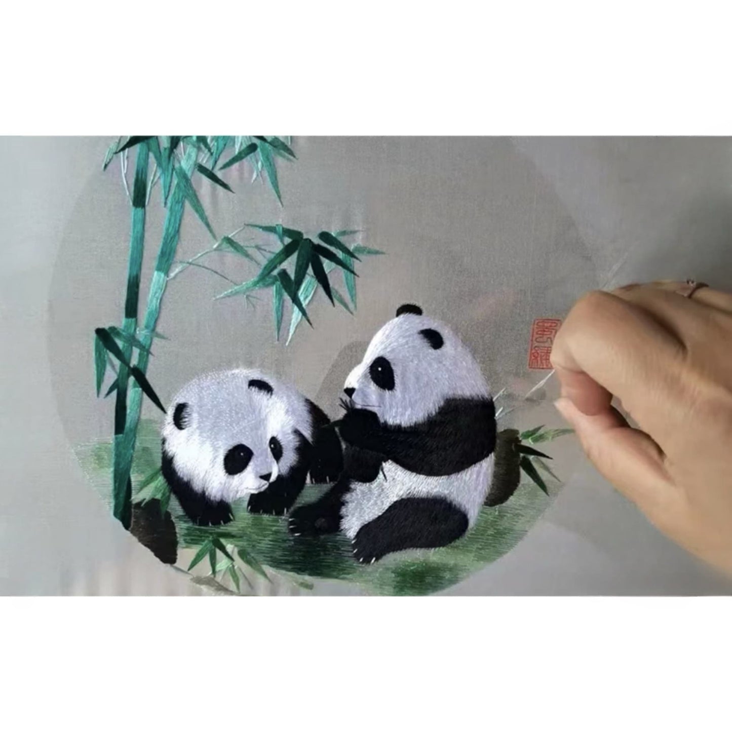 Su Xiu の手作り両面刺繍アート（ウォールナットフレーム）– 伝統の傑作 🐼