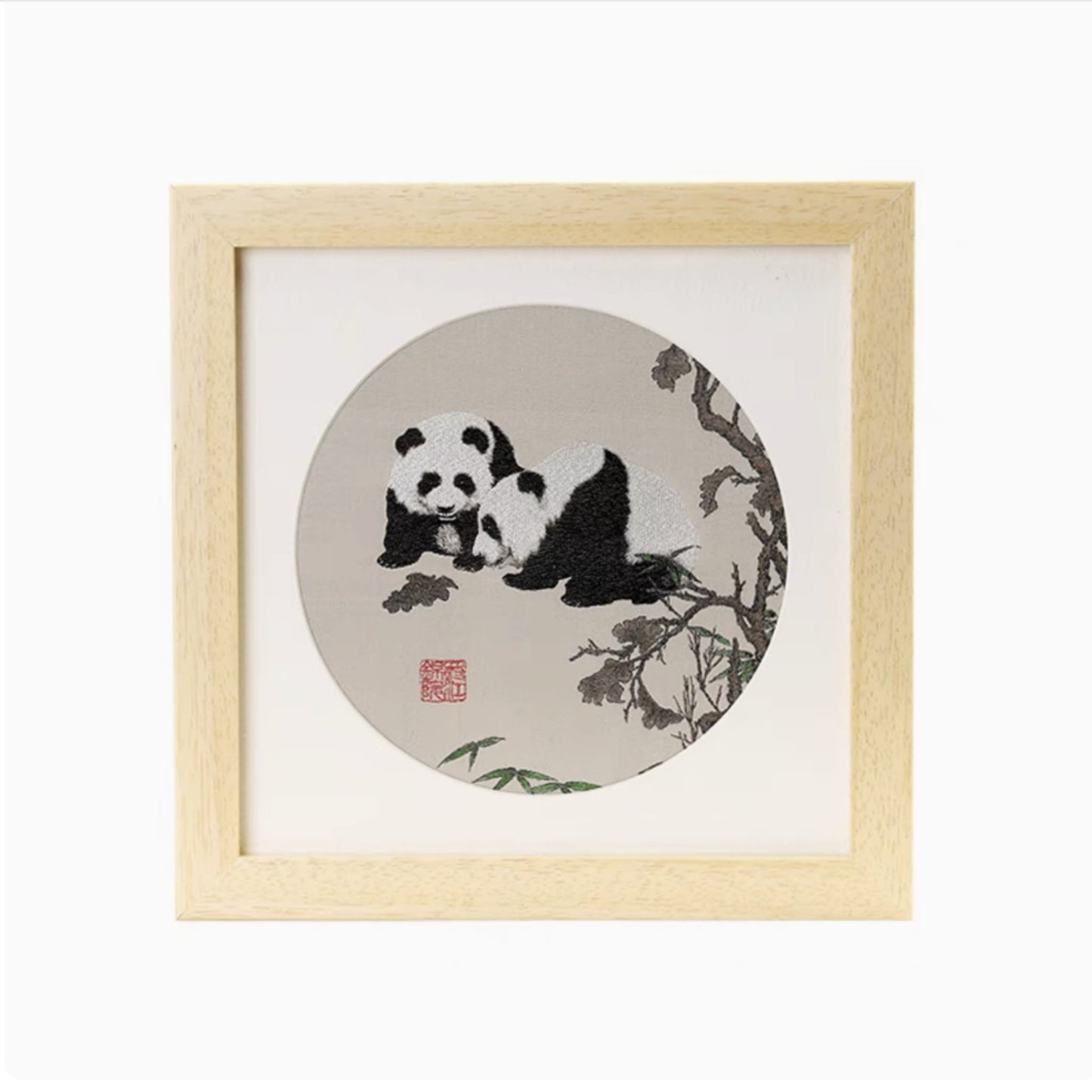 「パンダと蜀の錦」 – 四川省国立博物館所蔵の手織りシルクアート🐼✨